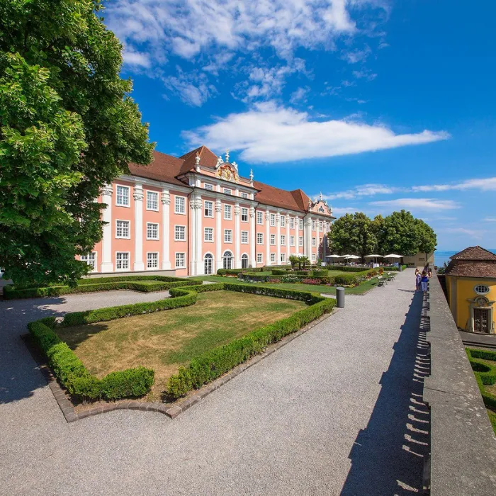 Neues Schloss Meersburg mit Blick auf die Außenterasse und Café