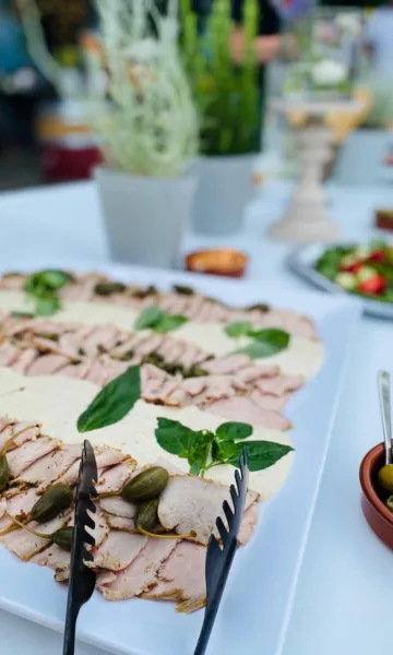 Vorspeise-Auswahl mit Vitello Tonnato beim Buffet Catering
