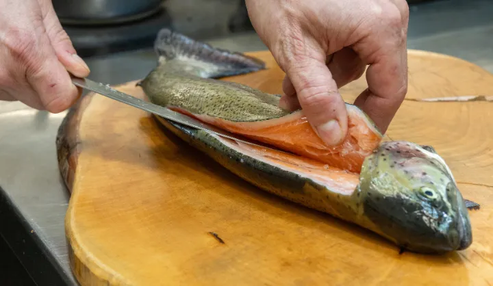 Fisch wird für Catering Bodensee frisch filetiert