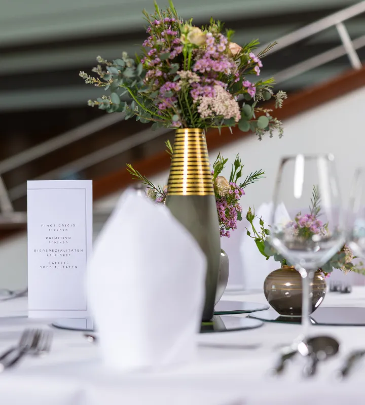 Tischdeko und Blumenarrangement beim Catering im Graf-Zeppelin-Haus Friedrichshafen