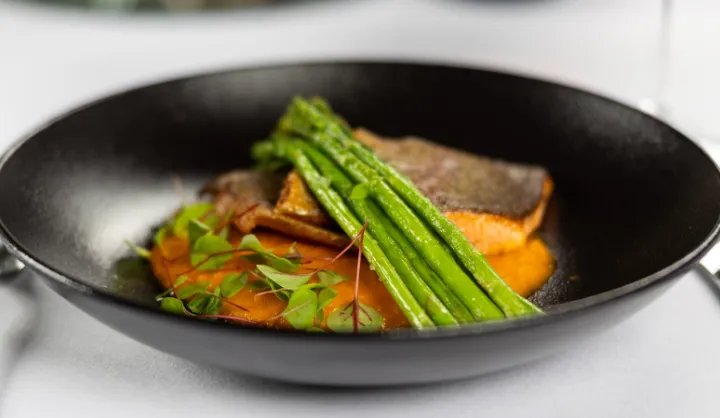 Internationales Gericht mit Fisch und Gemüse für Catering am Bodensee bei Friedrichshafen