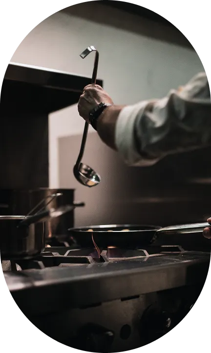 Koch bereitet Speisen für Catering Bodensee zu