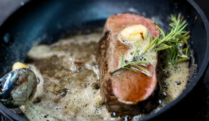 Steak mit Kräutern für Catering Bodensee in Pfanne