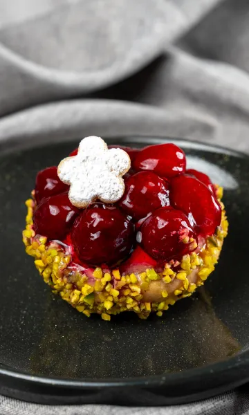 Kuchen mit Beeren auf serviert auf einem Teller von einem Flying Buffet