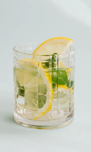 Soft Drinks mit Eis und Zitrone beim Getränke Catering