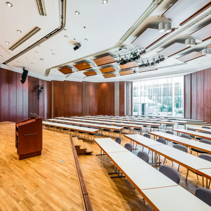 Moderner Konferenzraum mit Tageslicht und Podium im Graf-Zeppelin-Haus Eventlocation Friedrichshafen