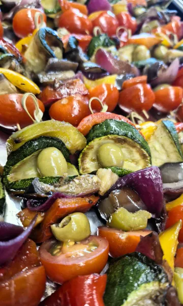 Frisches Grillgemüse mit Tomaten beim Grill Catering