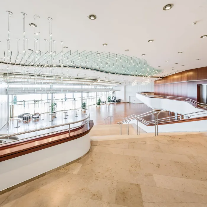 Treppe zum lichtdurchfluteten Foyer des Hugo Eckener Saals im Graf-Zeppelin-Haus Friedrichshafen als Eventlocation