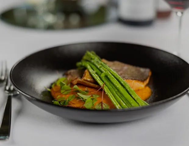 Kulinarische Reise in Friedrichshafen – Fischgericht mit Spargel in moderner Präsentation