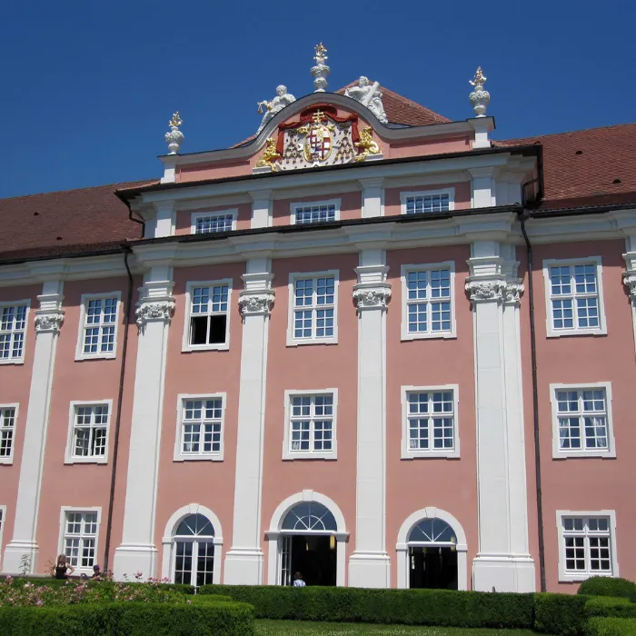 Schloss Meersburg Eventlocation mit Fassade und historischem Wappen in Nahaufnahme