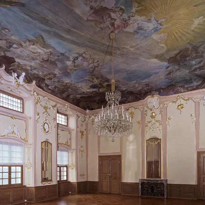Festsaal mit barocker Deckenmalerei und Kronleuchter im Schloss Meersburg Eventlocation