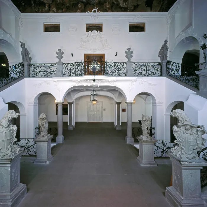 Barockes Vestibül mit Skulpturen und Balustrade im Schloss Meersburg Eventlocation
