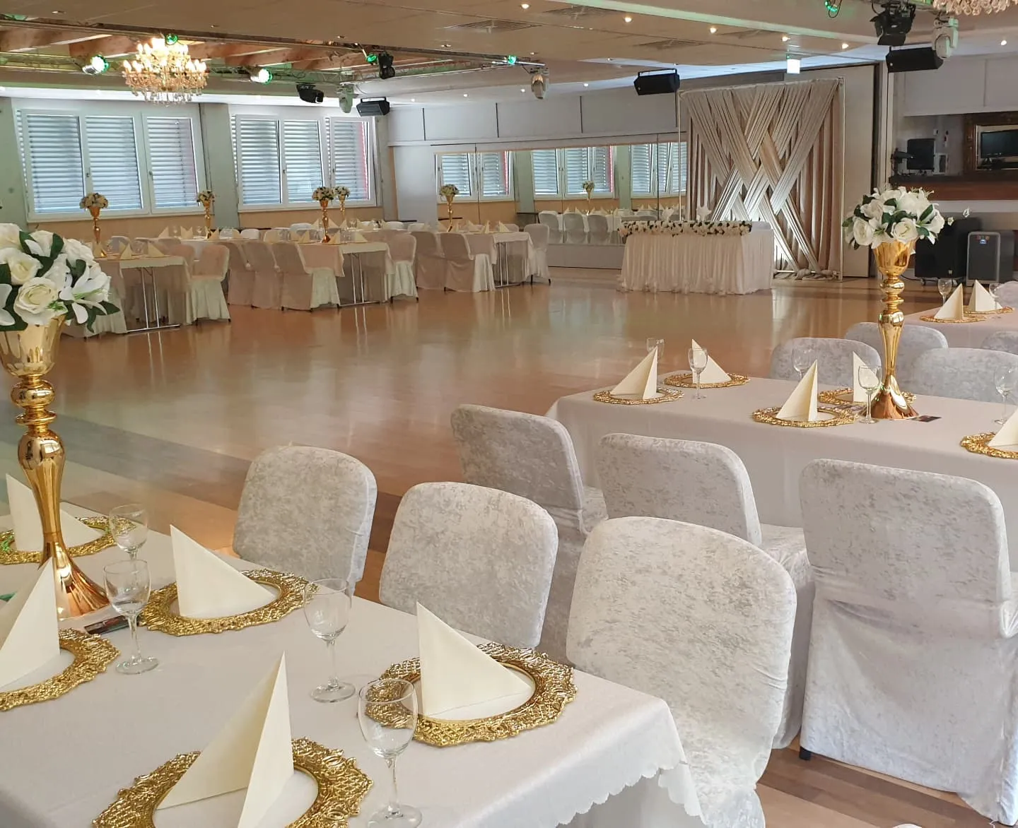 Edel gedeckte Tische in der Tanzschule No 10 in Friedrichshafen als Veranstaltungsort für Feiern 40-250 Personen